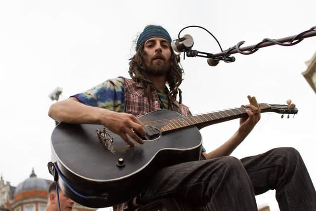 Cam Cole playing on the street. Picture by Jose Manuel Guerrero Palmero