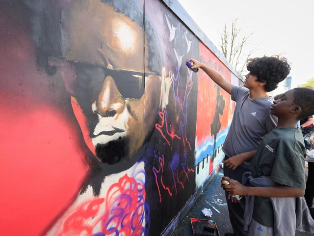 Pictured is: One of the many artists at wok in Wiltshire Street and Meridian Road
Picture: Keith Woodland (140921-85)
