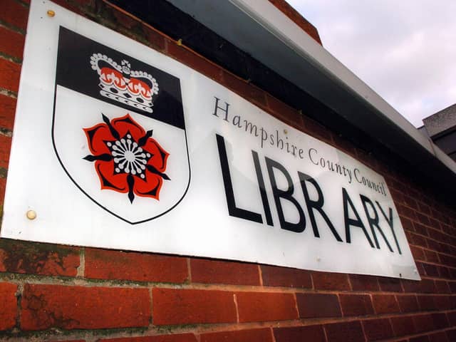 FAREHAM LIBRARY 

PICTURE: MALCOLM WELLS (061833-99)