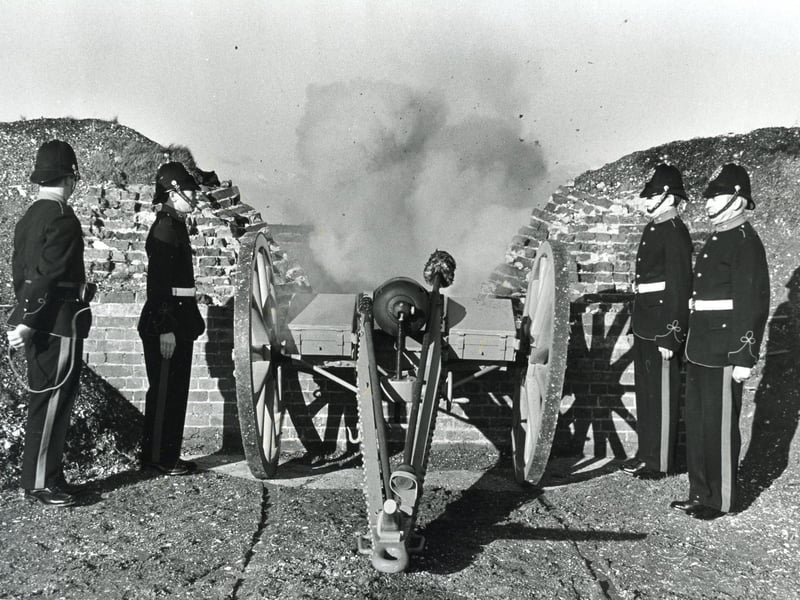 Cannon fire at Fort Nelson in April 1992 . The News PP4679
