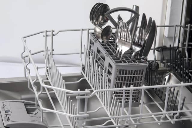 NO CANDLES: The correct way to stack cutlery in a dishwasher..!