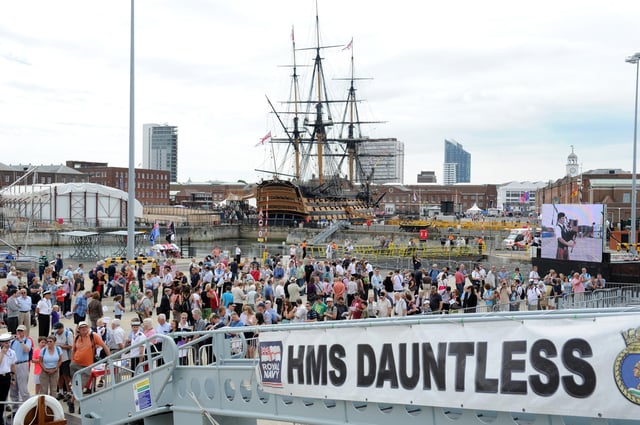 30th July 2010. Navy Days at the Portsmouth Naval Base. Pictured is the queue for HMS Dauntless.
Picture: Paul Jacobs 102427-14