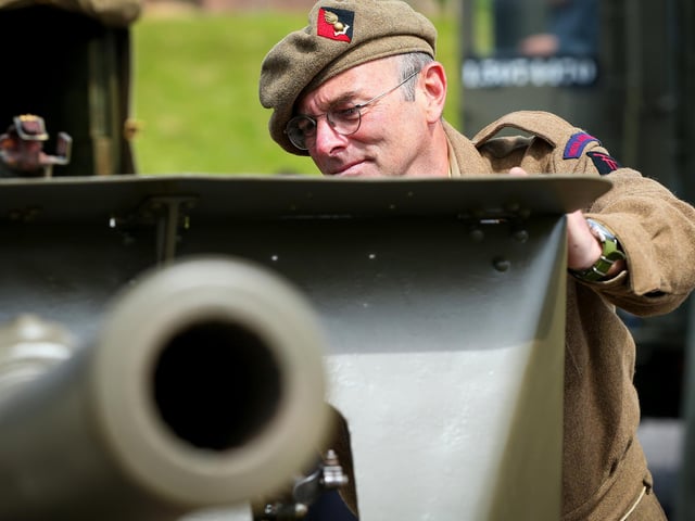 Andy Franklin of Garrison Artillery Volunteers inspects the 18 pounder.