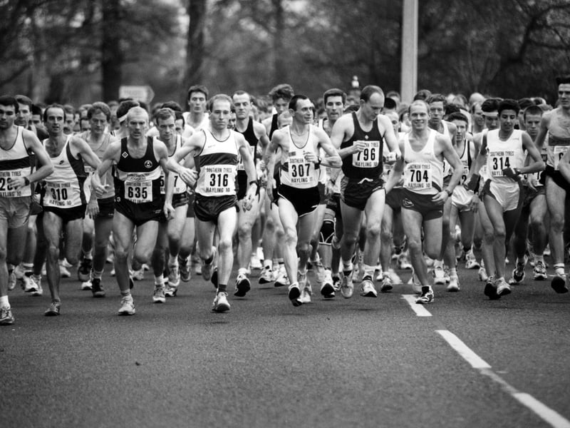 The off-runners begin the ten mile Hayling island marathon, 1994. The News PP4962