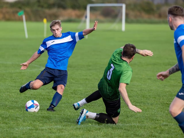 Bulldog (blue) v Portsmouth Parks. Picture: Mike Cooter