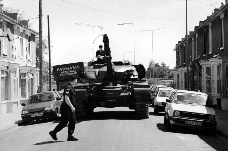 55-Ton Chieftan tank along Island View Terrace, Portsmouth, 1993. The News PP5261