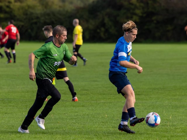 Bulldog (blue) v Portsmouth Parks. Picture: Mike Cooter