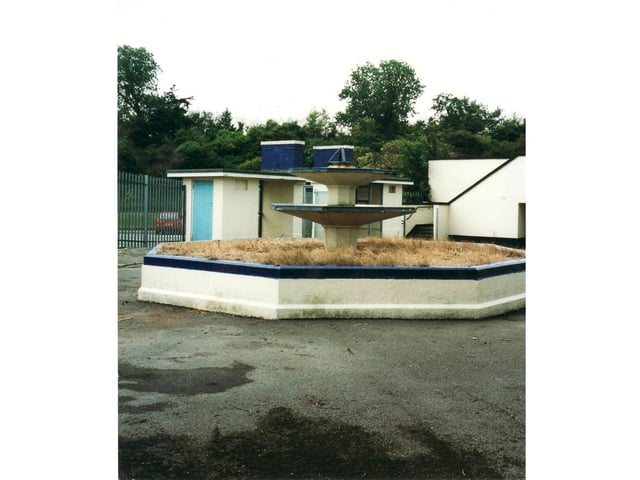 The defunct cascade and main entrance in 2001