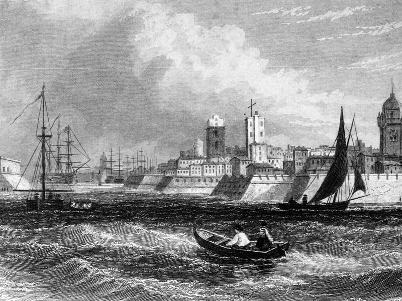 A small boat approaching the entrance to Portsmouth harbour, circa 1810. (Photo by Hulton Archive/Getty Images)