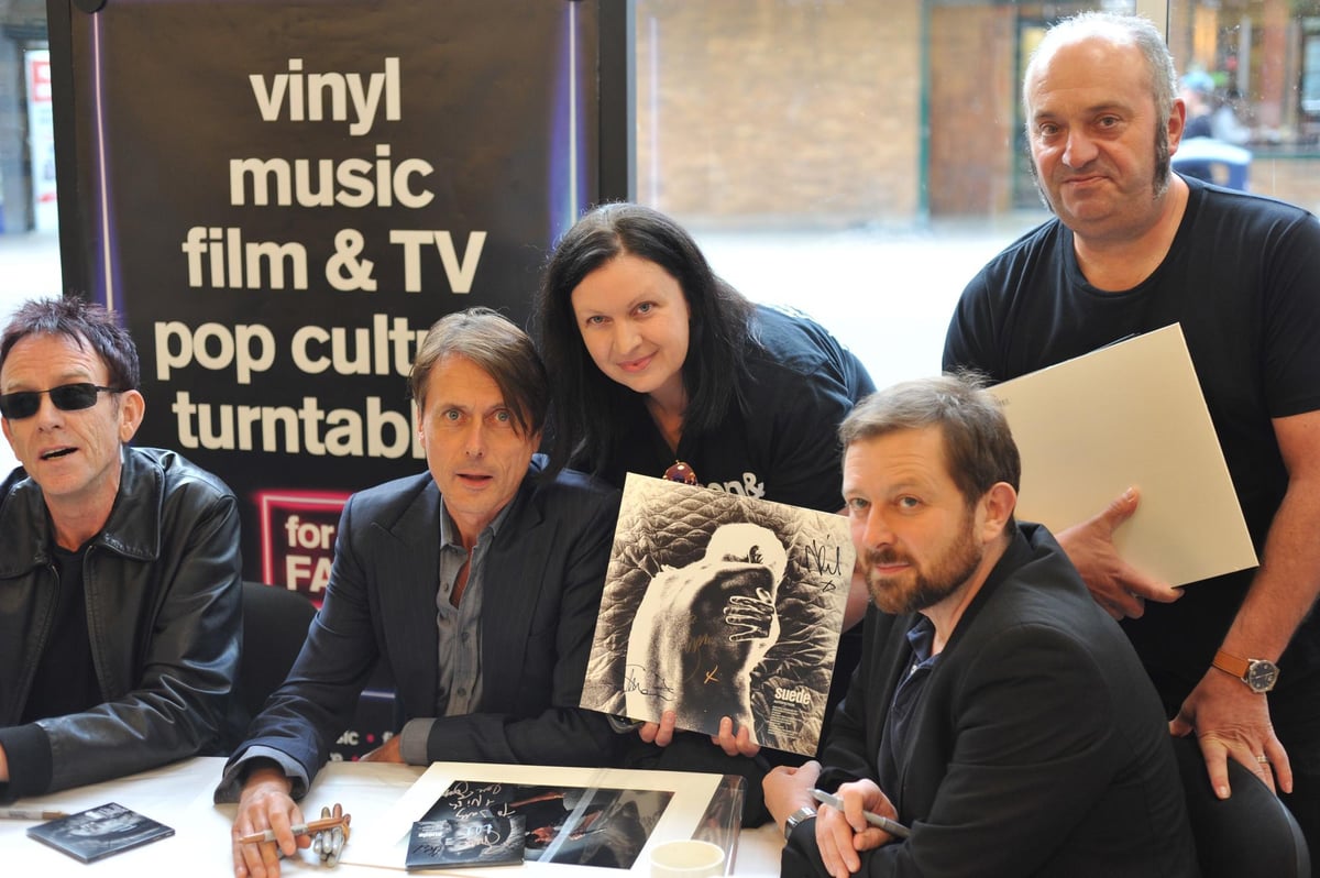 ブリットポップ スエードのスターたちがポーツマスの HMV に集まり、新しいアルバム Autofiction を宣伝するためのサイン会を行いました