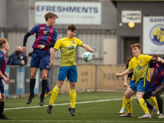 US Portsmouth (maroon/blue) v Locks Heath. Picture: Keith Woodland