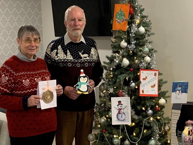 Margaret et Graham Spooner de Shilling Place avec quelques unes des cartes des élèves de Purbrook Park