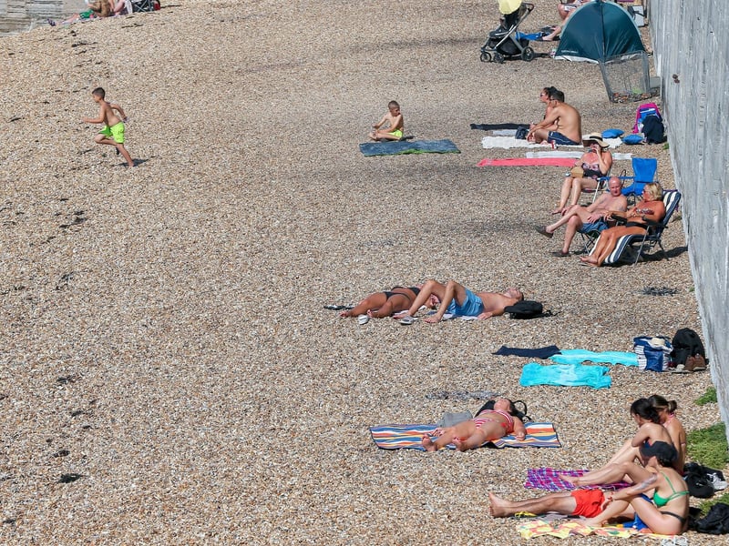 Beachgoers at the Hotwalls, Old Portsmouth
Picture: Chris Moorhouse (jpns 090923-10)