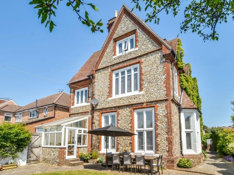 This property is near local schools and shops and it is a beautiful home for a big family.