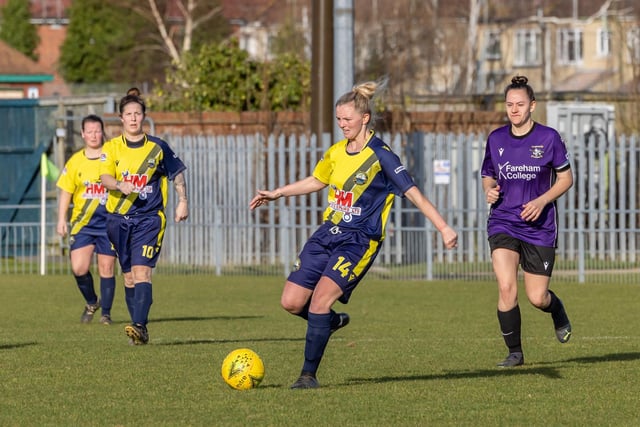 Gosport Borough (yellow) v Gosport Falcons. Picture: Mike Cooter