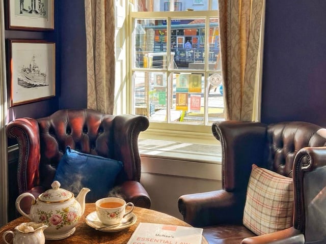 Small rituals, no performance: a quiet table, a cup of tea, and the feeling that pausing is allowed.