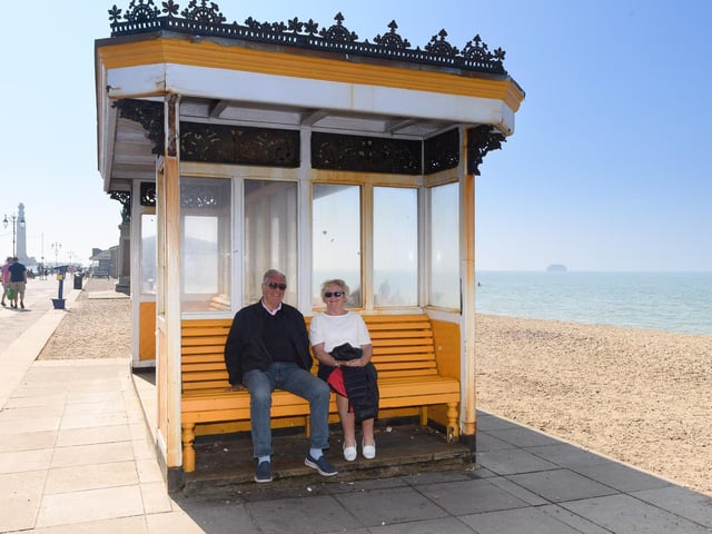 Linda and Barry Minchin (160421-24)