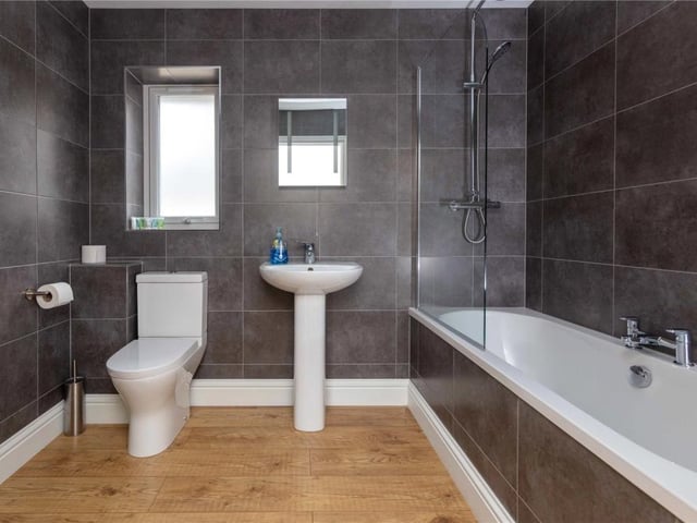 Cottage - bathroom.