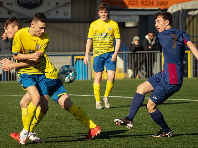 US Portsmouth (maroon/blue) v Locks Heath. Picture: Keith Woodland