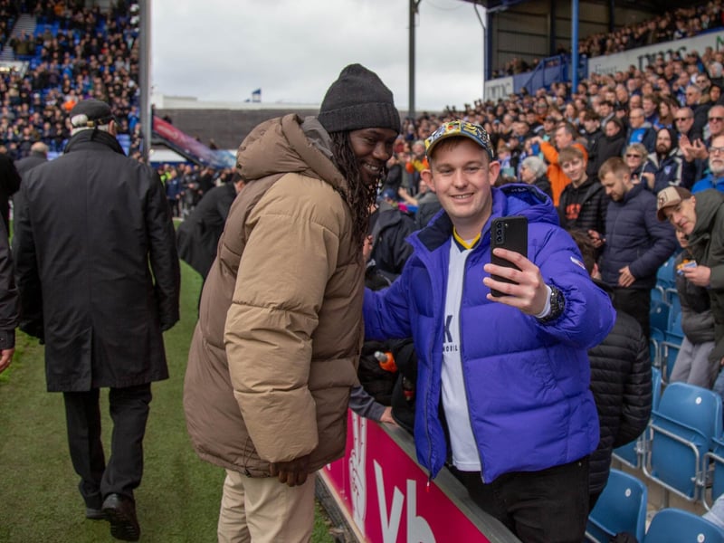Linvoy Primus taking time for a quick selfie with a fan.
