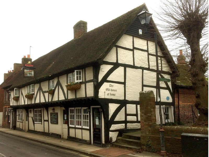 The Old House at Home in South Street, Havant, has a real fire according to the Fullers website.
