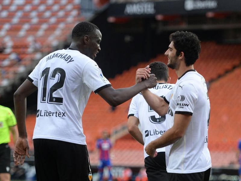 Newcastle United and Leicester City are showing an interest in signing Valencia defender Mouctar Diakhaby this summer. (AS)
(Photo by Aitor Alcalde/Getty Images)