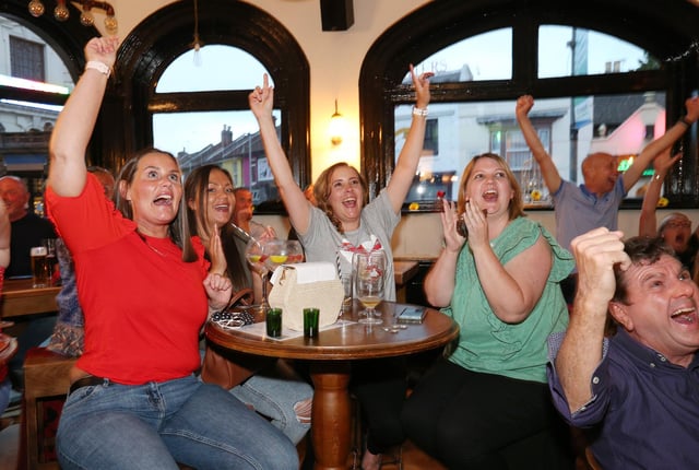 England score! Fans watch England v Ukraine in the quarter finals of Euro 2020, in The Kings pub. Picture: Chris Moorhouse (jpns 030721-35)