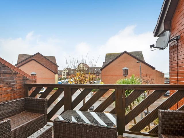 8 Carne Place, Port Solent, Portsmouth, Hampshire 
Guide Price ~ £500,000 ~ Freehold