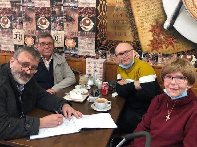 Cllr Lee Hunt, left, signs a petition with Helen King, right, calling on banking bosses to talk to city leaders to try and support the re-opening of a bank in North End.