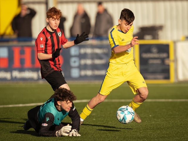 Action from the U16 GEC Marconi Invitation Cup final between Horndean Hawks Condors (red/black) and Pickwick Youth Panthers (yellow). Picture: Keith Woodland (260221-540)