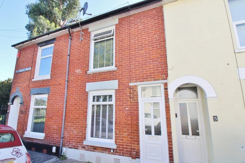 This two bedroom terraced house comes with one bathroom and two reception rooms.