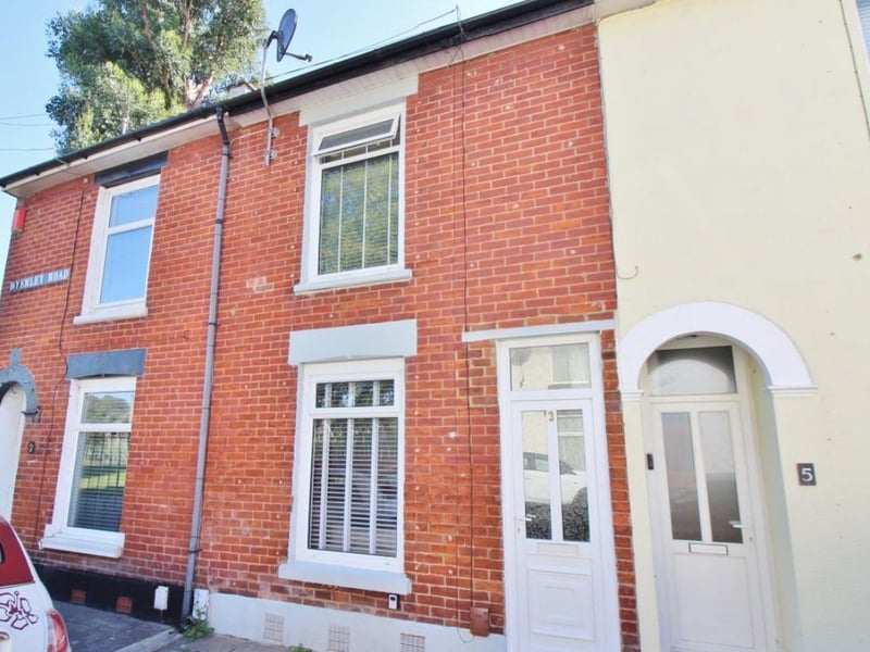 This two bedroom terraced house comes with one bathroom and two reception rooms.