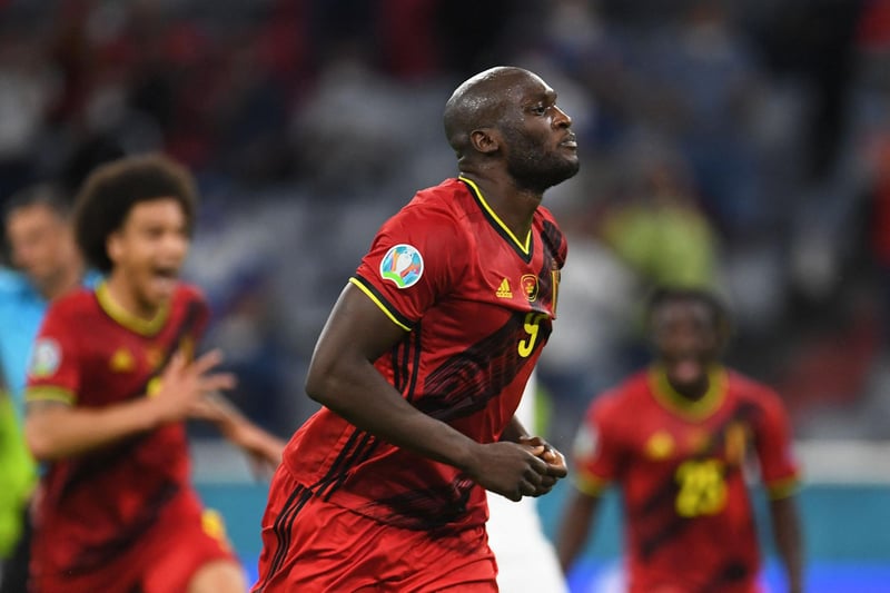 Reports from Italy have suggested that Chelsea have tabled a massive bid for their former striker Romelu Lukaku, offer Serie A giants over £110m for the lethal striker. The Belgium international netted 24 goals in his club's title-winning campaign last season. (Mirror)