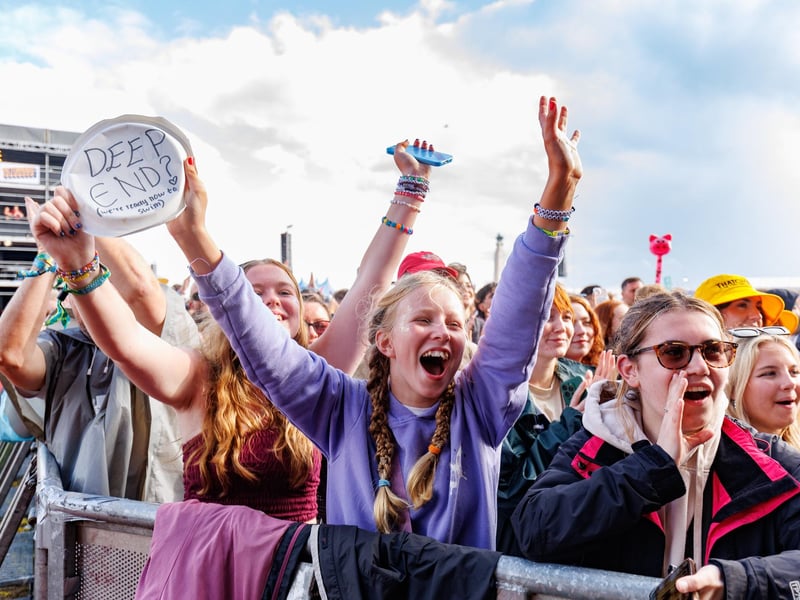 Pictured: The Crowds enjoying the time with Holly Humberstone on Common Stage Picture:Marcin Jedrysiak