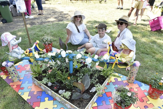 Pictured is: (left) Louise Beeston with Natalie Webster and her son Gabriel (10) all from Fareham, next to the little garden created by Ray Hunt raising money for Cancer Wise.
Picture: Sarah Standing (090623-5143)