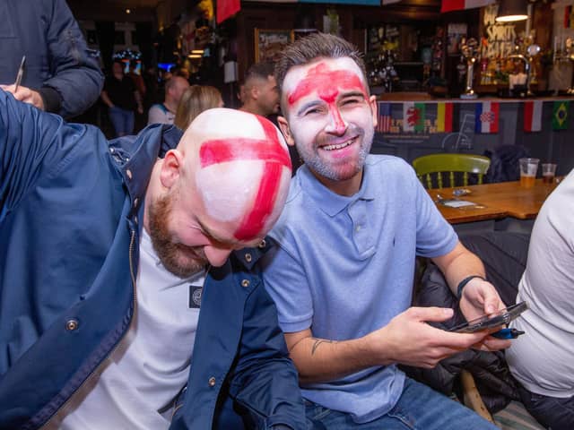 Fans in Portsmouth watching the World Cup, England Vs USA on Friday 25th November 2022

Pictured: Fans in Green Post, Portsmouth 

Picture: Habibur Rahman