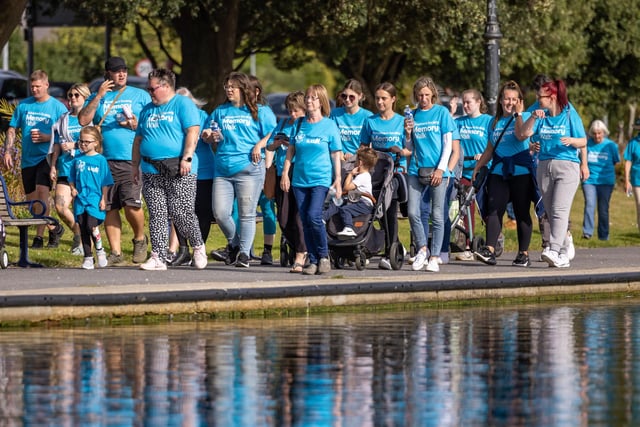 Some of 900 participants of the Alzheimers Memory Walk around Canoe Lake. 
Picture: Mike Cooter