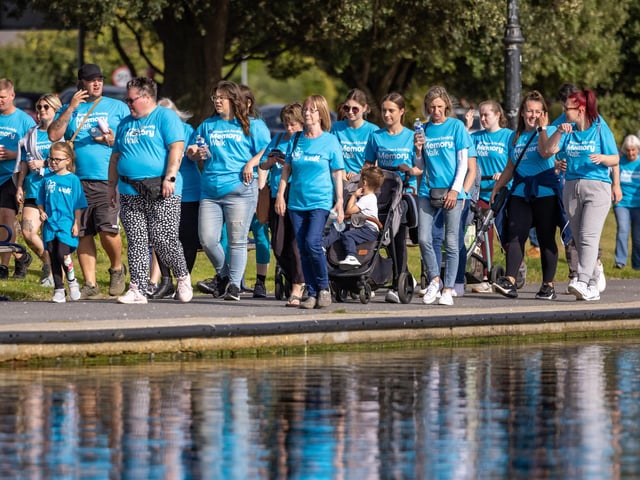 Some of 900 participants of the Alzheimers Memory Walk around Canoe Lake. 
Picture: Mike Cooter