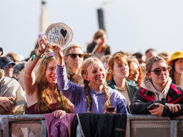 Pictured: The Crowds enjoying the time with Holly Humberstone on Common Stage Picture:Marcin Jedrysiak