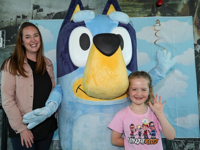 Laura Hamilton with her daughter, Jessica, 6, meet Bluey.Picture: Chris Moorhouse (290524-31)