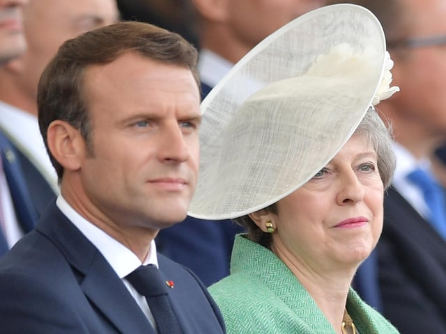 French President Emmanuel Macron (L) and Theresa May