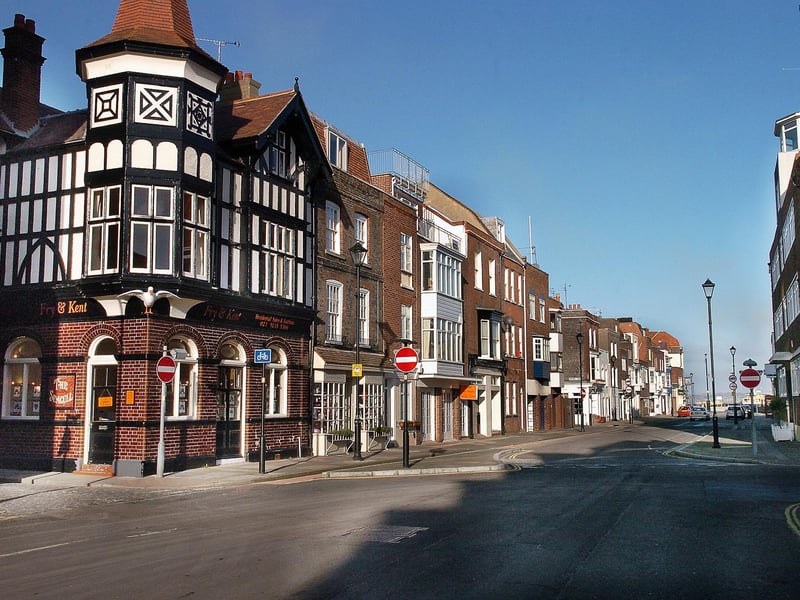 Built at the start of the 1900s this pub has a striking design. Located in Broad Street in Old Portsmouth, it has been closed as a pub since the 1970s. It became an estate agent in 2001 after a spell as a restaurant.