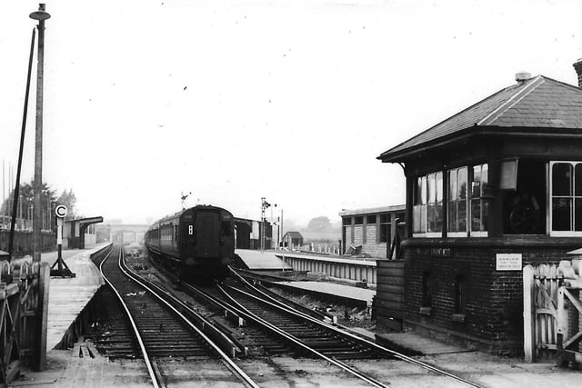 Havant railway station being rebuilt 1937
A Waterloo bound train passing through temporary platforms at the west end of Havant station 1937.