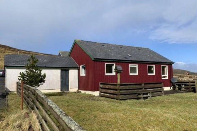 This house is conveniently situated near Brae & Sullom Voe, while still within easy commuting distance of Lerwick. Offering a large plot of land perfect for nature lovers and a modern interior, it is on the market for only 140,000 GBP.