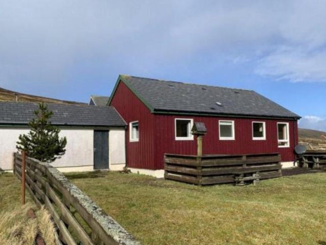 This house is conveniently situated near Brae & Sullom Voe, while still within easy commuting distance of Lerwick. Offering a large plot of land perfect for nature lovers and a modern interior, it is on the market for only 140,000 GBP.