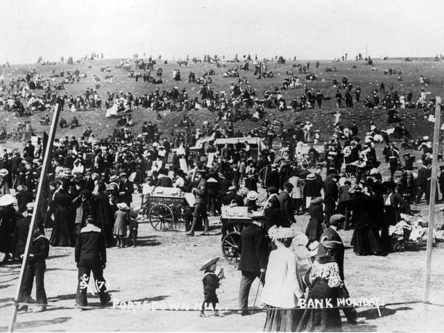 Portsdown Hill crowded on a bank holiday in the 1910's. The News PP5633