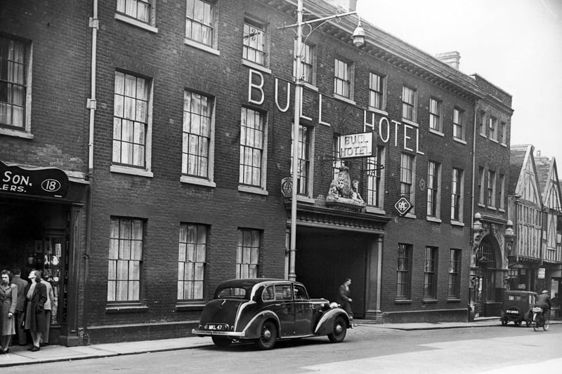 The Bull Hotel, Rochester, Kent, described by Charles Dickens in his novel 'The Pickwick Papers', 25th May 1950. (Photo by Warburton/Topical Press Agency/Hulton Archive/Getty Images)