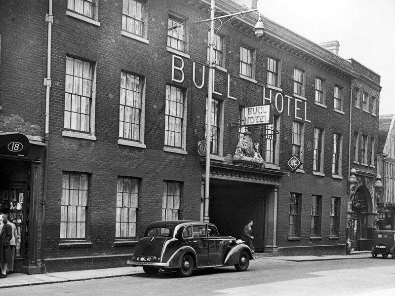 The Bull Hotel, Rochester, Kent, described by Charles Dickens in his novel 'The Pickwick Papers', 25th May 1950. (Photo by Warburton/Topical Press Agency/Hulton Archive/Getty Images)