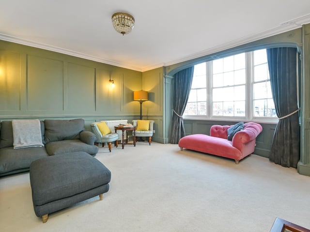 55 Broad Street, Old Portsmouth, Hampshire
Guide Price ~ £825,000 ~ Freehold