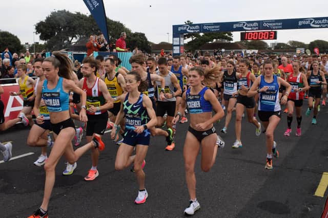 Great South Run, the Elite runners and first wave sets off.
Picture: Keith Woodland (171021-0)
